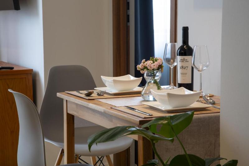 Athenaeum Downtown by Pretty Apartments - image 9