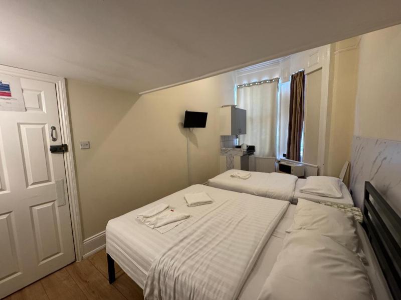 Triple Room with Bathroom image 2