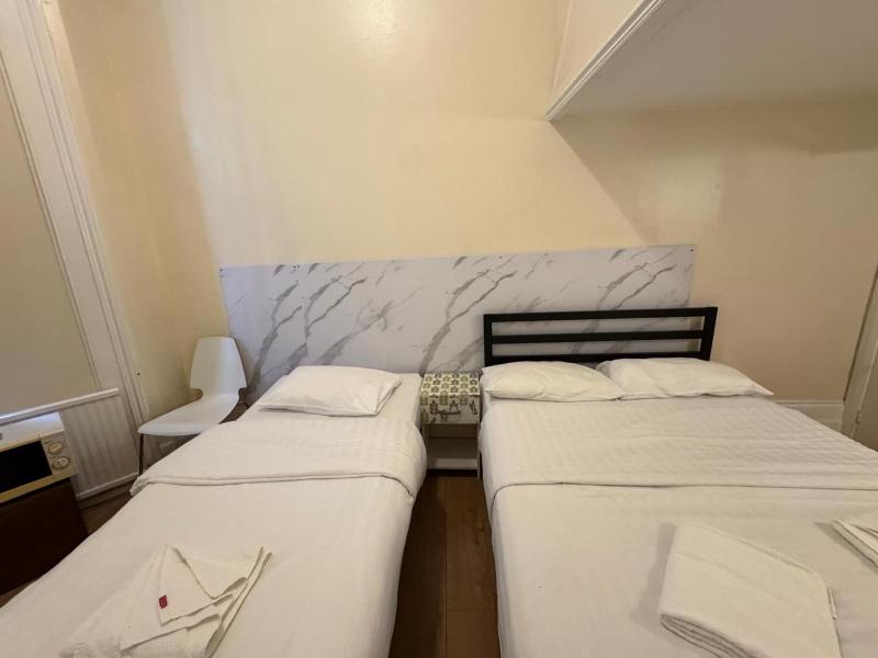 Triple Room with Bathroom image 4