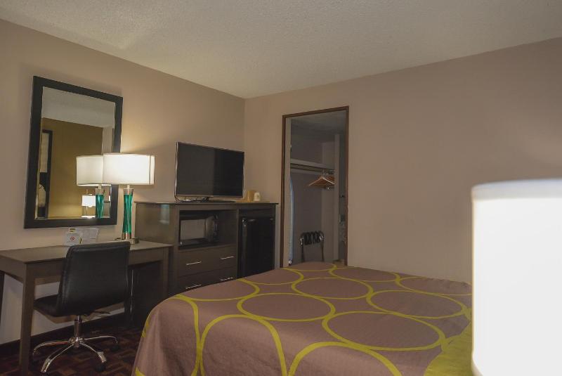 Queen Room - Non-Smoking image 2
