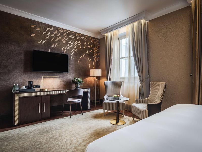 Deluxe Double or Twin Room image 1