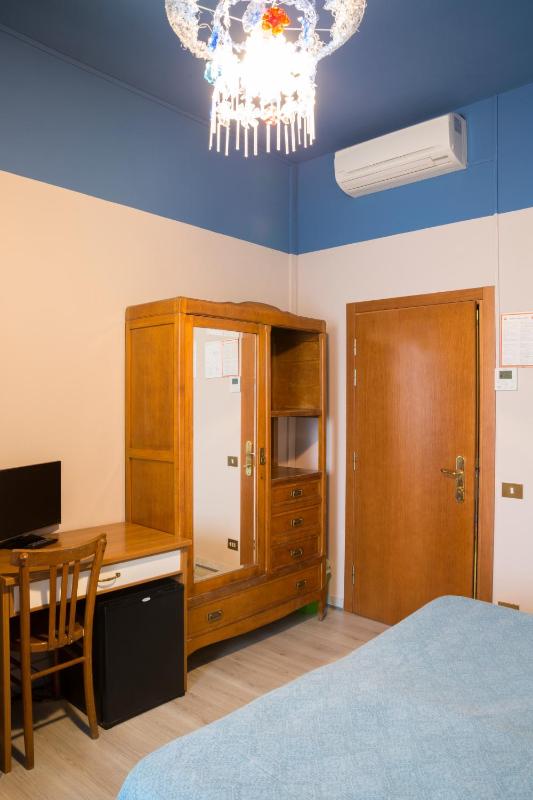 Double or Twin Room image 3
