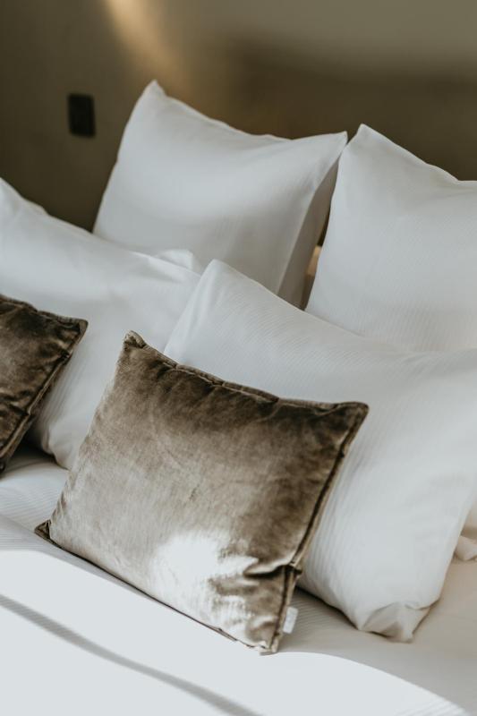 Small Double Room image 4