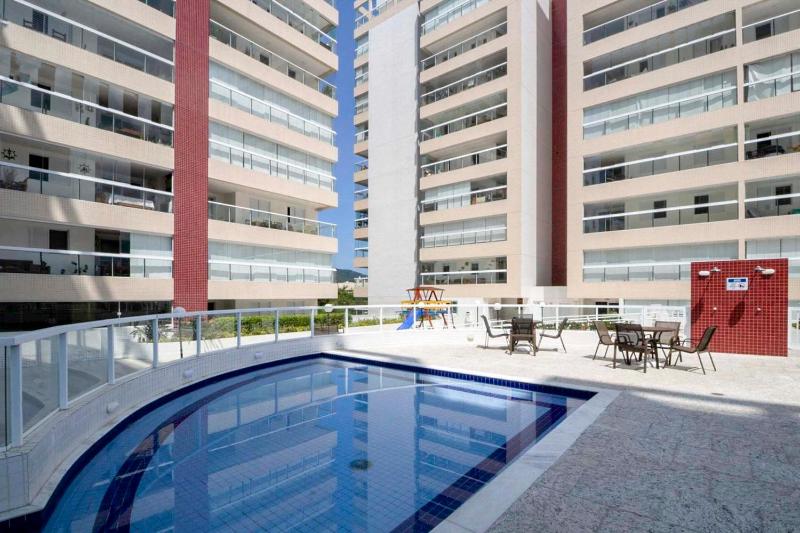 Apto com lazer completo a 500m da Praia da Enseada - image 21