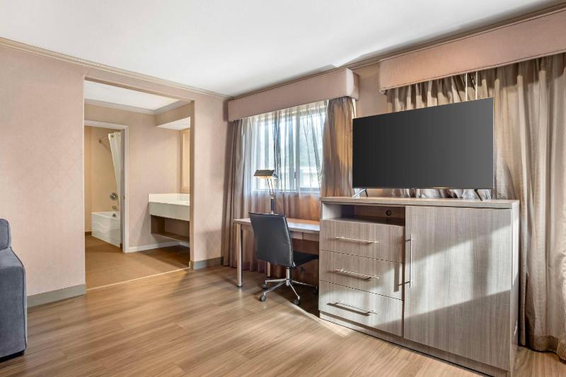King Suite with Spa Bath - Non-Smoking image 2