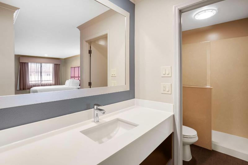 Queen Room with Two Queen Beds - Non-Smoking image 2