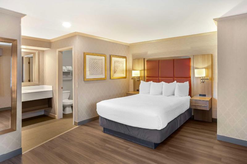 Large Queen Room with Two Queen Beds - Non-Smoking image 4