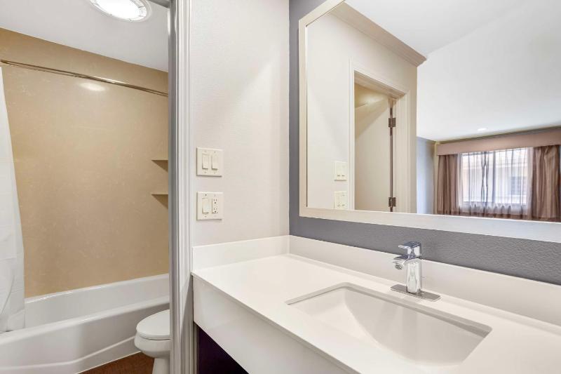 Queen Room - Non-Smoking image 2