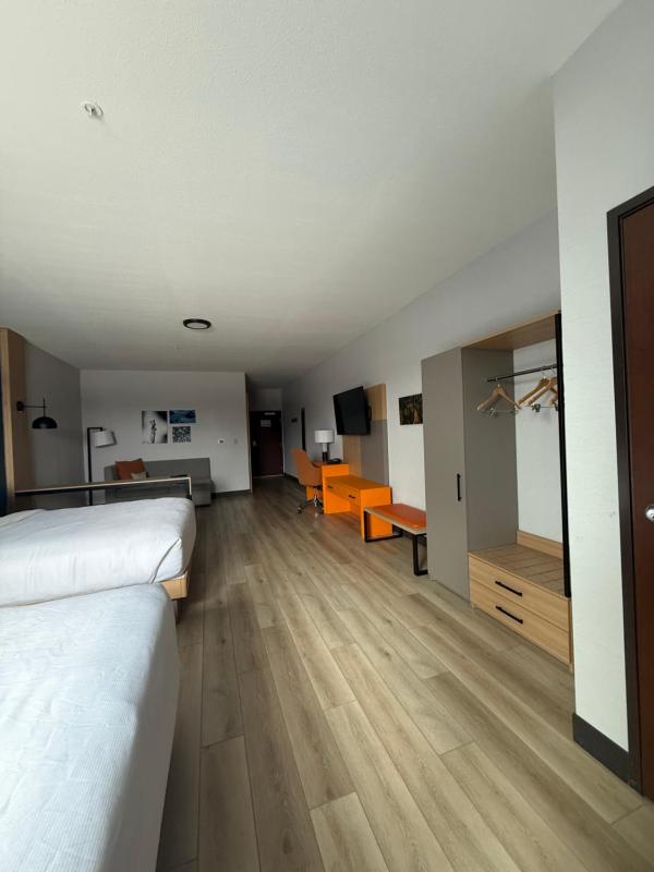 One Room Suite with Two Queen Beds and Sofa bed - Non Smoking image 3