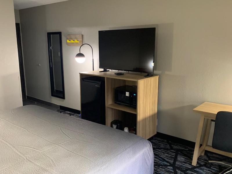 King Room with Mobility Access and Bathtub with Grab Bars, Non-Smoking image 2