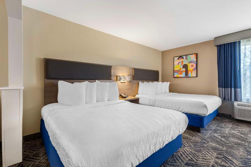 Queen Suite with Two Queen Beds and Sofa Bed image 3