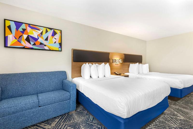 Queen Room with Two Queen Beds image 3