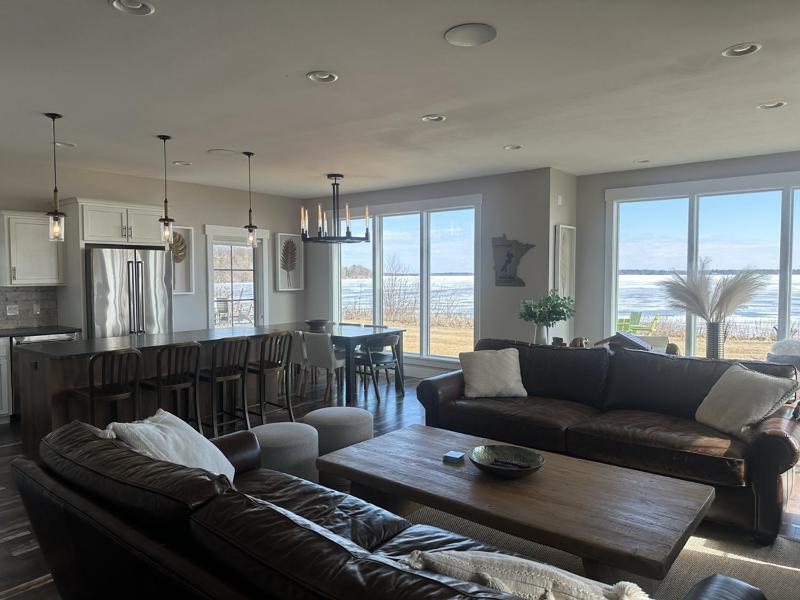 5 Bedroom Lake House image 3