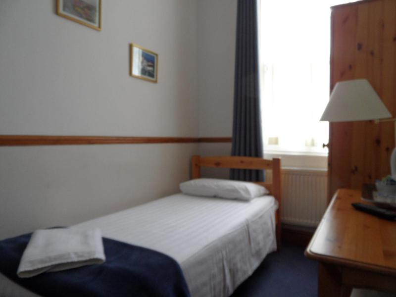 Basic Single Room – Shared Bathroom Facilities image 3