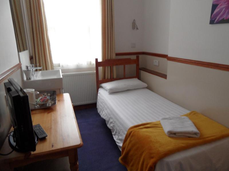 Basic Single Room – Shared Bathroom Facilities image 2
