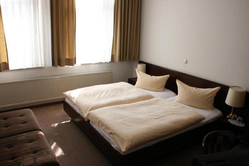 Double or Twin Room image 4
