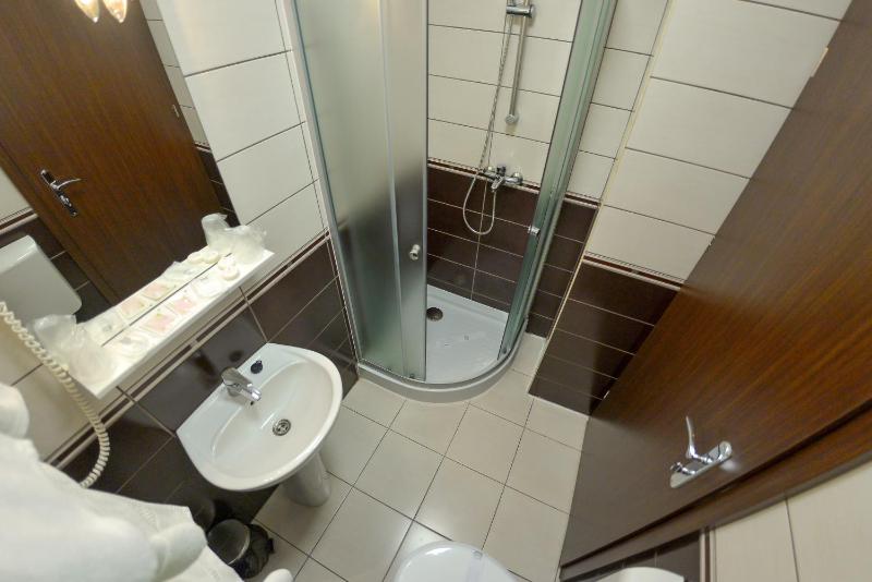 Twin Room image 4