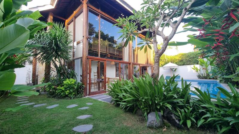 2 Minutes Walk to the Beach 3BR Retreat Villa - image 19