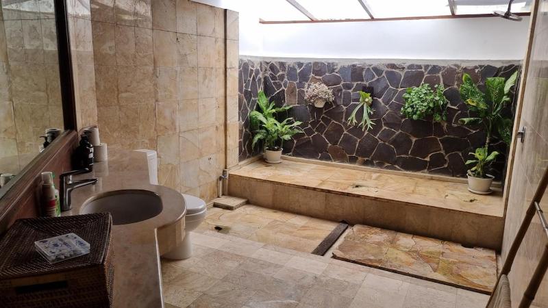 2 Minutes Walk to the Beach 3BR Retreat Villa - image 15