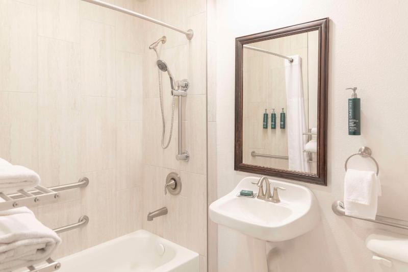 King Room with Tub - Mobility and Hearing Access image 2
