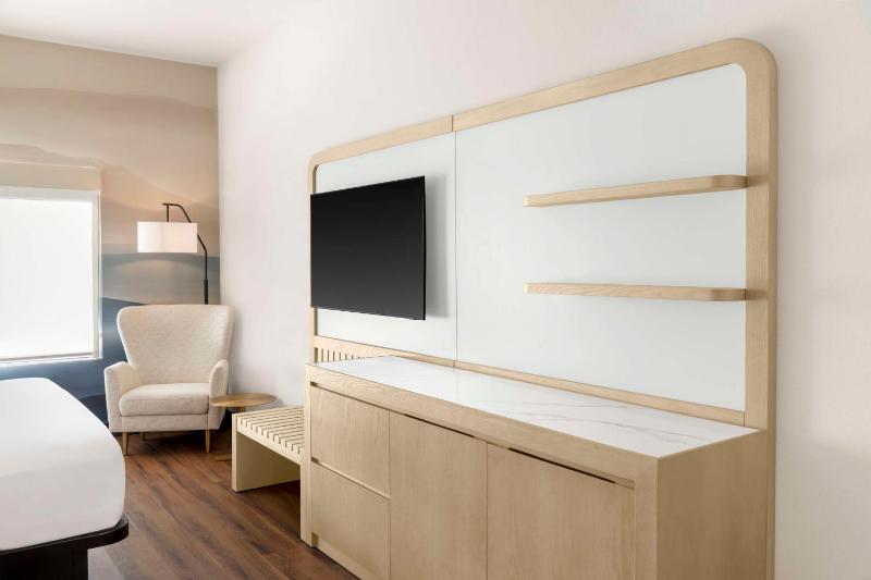 King Room - Non-Smoking image 3
