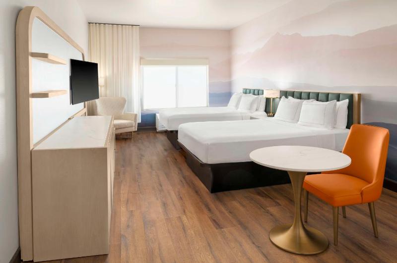 Queen Room with Two Queen Beds - Non-Smoking image 4