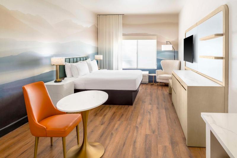 King Room with Tub - Mobility and Hearing Access image 3