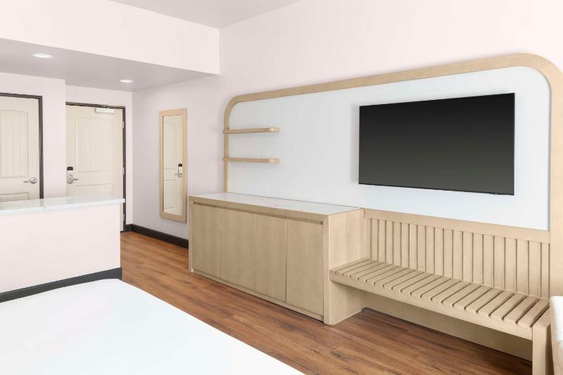 King Room - Non-Smoking image 4