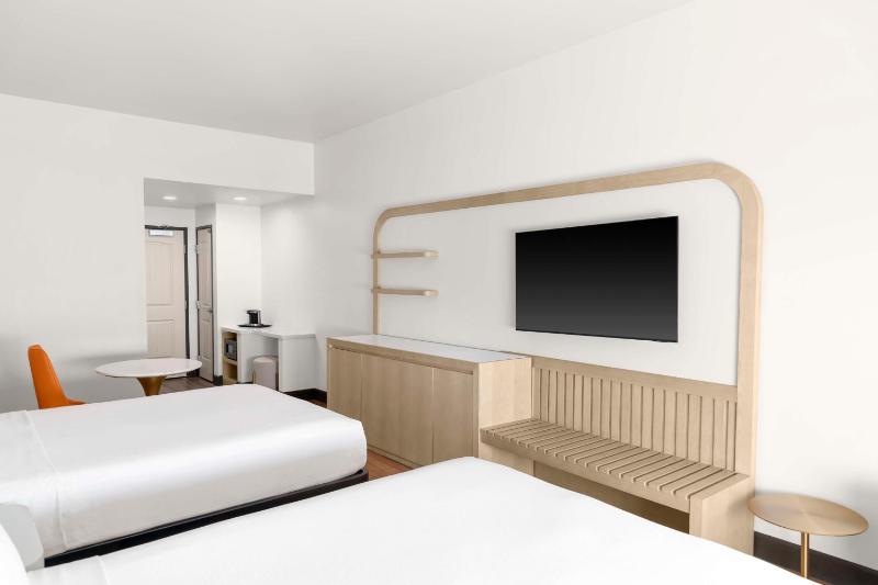 Queen Room with Two Queen Beds - Non-Smoking image 4