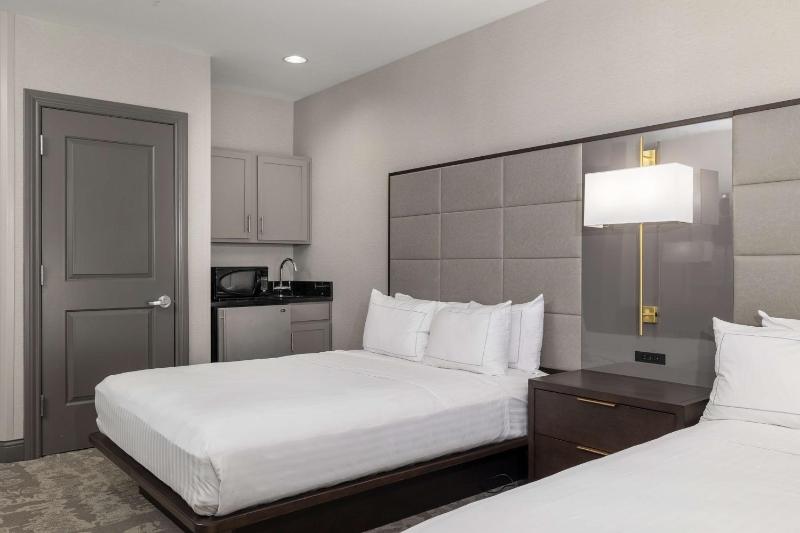Superior Queen Room with Two Queen Beds - Non-Smoking image 4