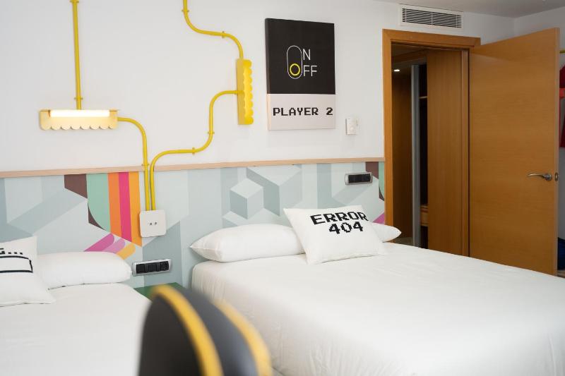 Deluxe Quadruple Room image 1