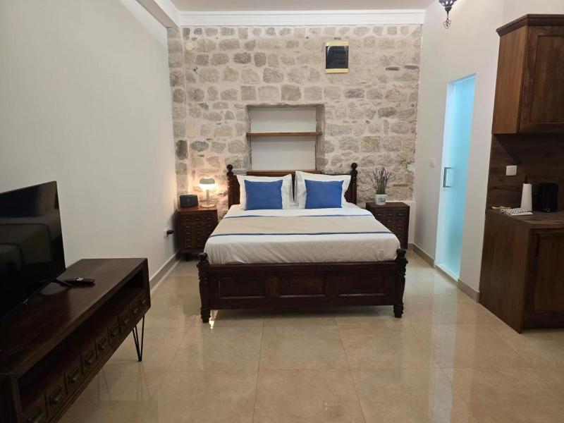 Small Double Room image 4