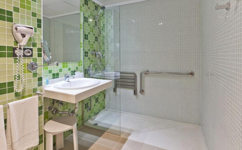 Quadruple Room - Disability Access image 3