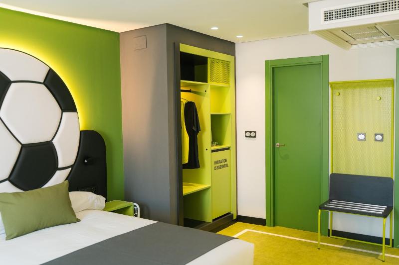 Quadruple Room with Pool View - Disability Access image 4