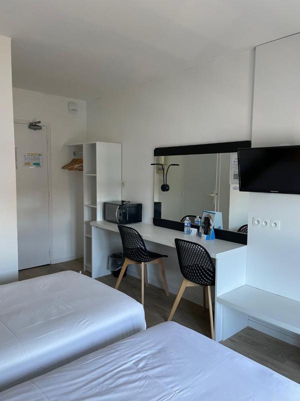 Twin Room image 3