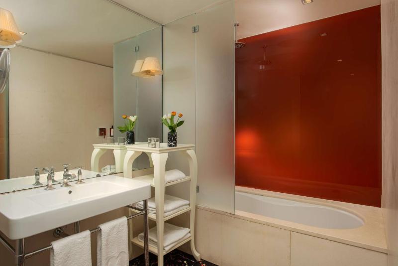 Nhow Quadruple Room image 3