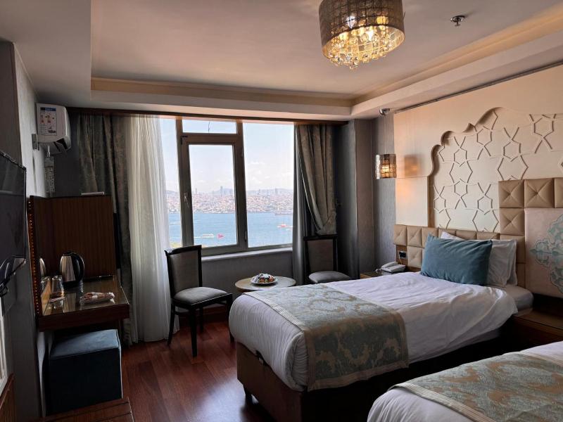Superior Double or Twin Room with Sea View image 1