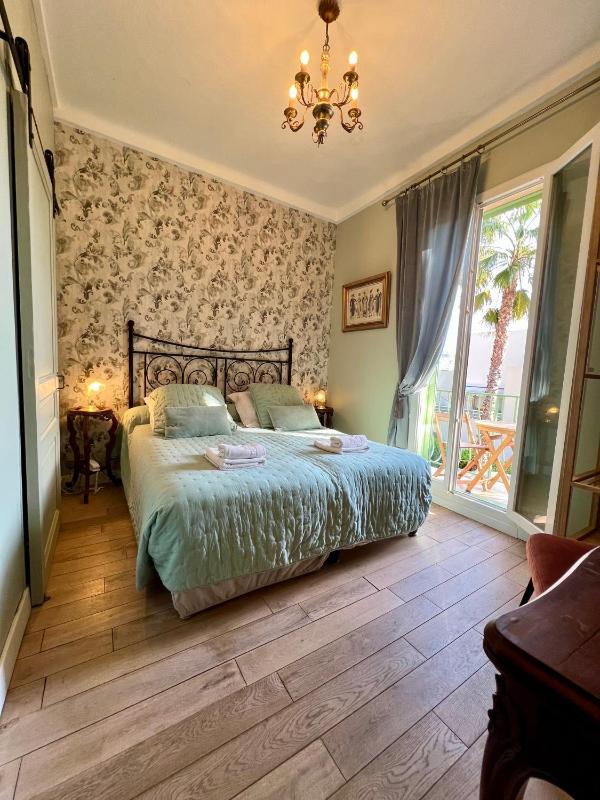 Double Room with Balcony image 4