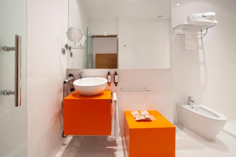 Double Small Room image 3