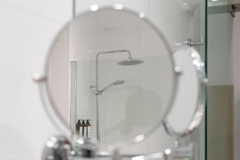 Double Small Room image 2