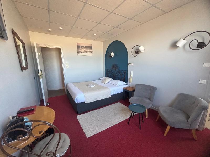 Superior Double Room with Rhône View image 3