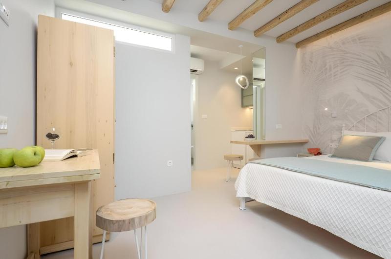 Double Room - Semi Basement image 4