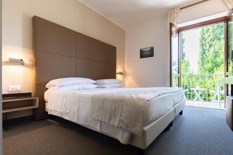 Double Room with Lake View image 3