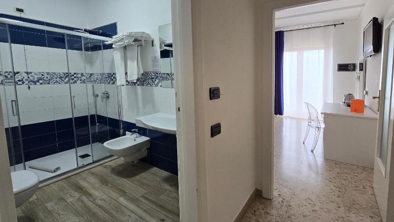 Triple Room with Sea View image 4