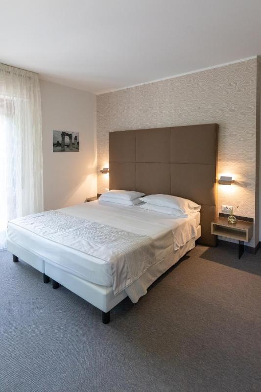 Double Room with Lake View image 2