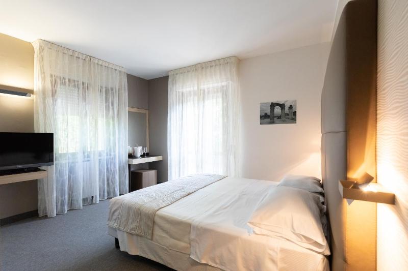Double Room image 4