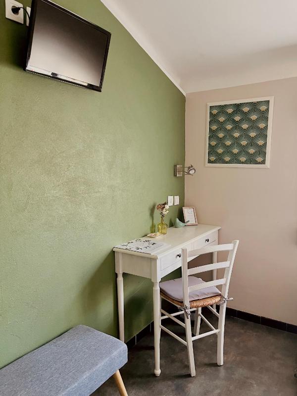 Standard Triple Room image 2