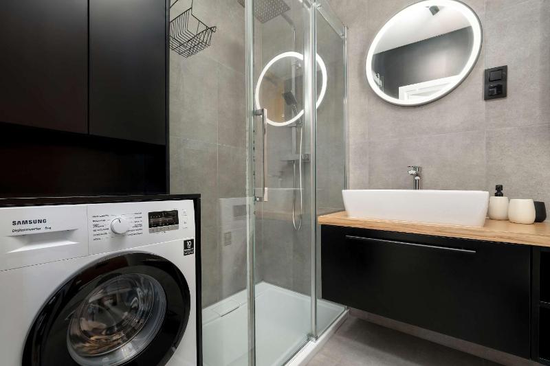 Spacious and Modern Apartment Paderewskiego with Air Conditioning by Noclegi Renters - image 11