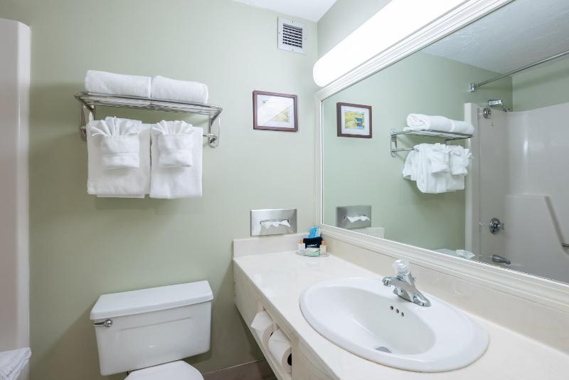 Queen Room with Two Queen Beds image 3
