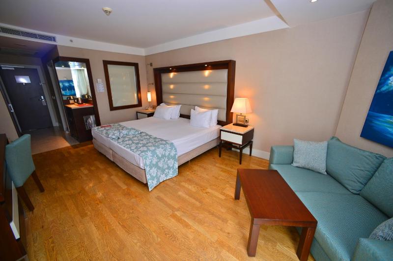 Deluxe Room with Side Sea View image 1